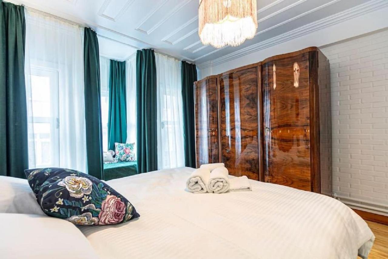 Historical 4-Br Home Steps From Besiktas Stadium & Bosphorus Views - Prime Nisantasi Location! Istanbul Ngoại thất bức ảnh