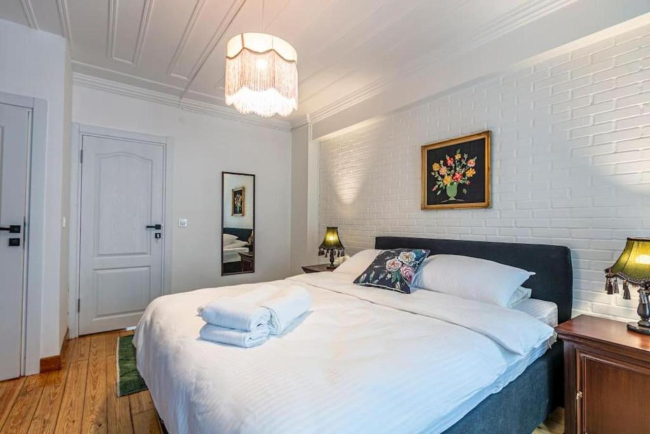 Historical 4-Br Home Steps From Besiktas Stadium & Bosphorus Views - Prime Nisantasi Location! Istanbul Ngoại thất bức ảnh