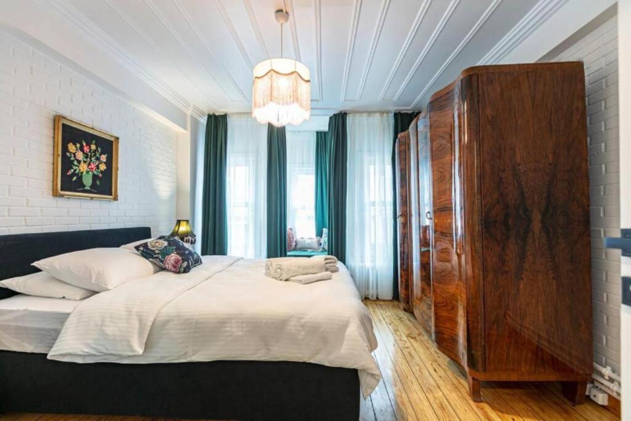 Historical 4-Br Home Steps From Besiktas Stadium & Bosphorus Views - Prime Nisantasi Location! Istanbul Ngoại thất bức ảnh