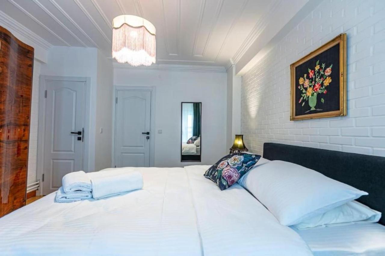 Historical 4-Br Home Steps From Besiktas Stadium & Bosphorus Views - Prime Nisantasi Location! Istanbul Ngoại thất bức ảnh