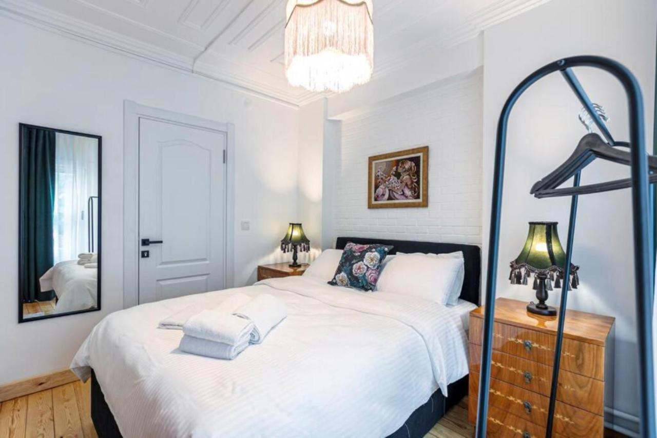 Historical 4-Br Home Steps From Besiktas Stadium & Bosphorus Views - Prime Nisantasi Location! Istanbul Ngoại thất bức ảnh