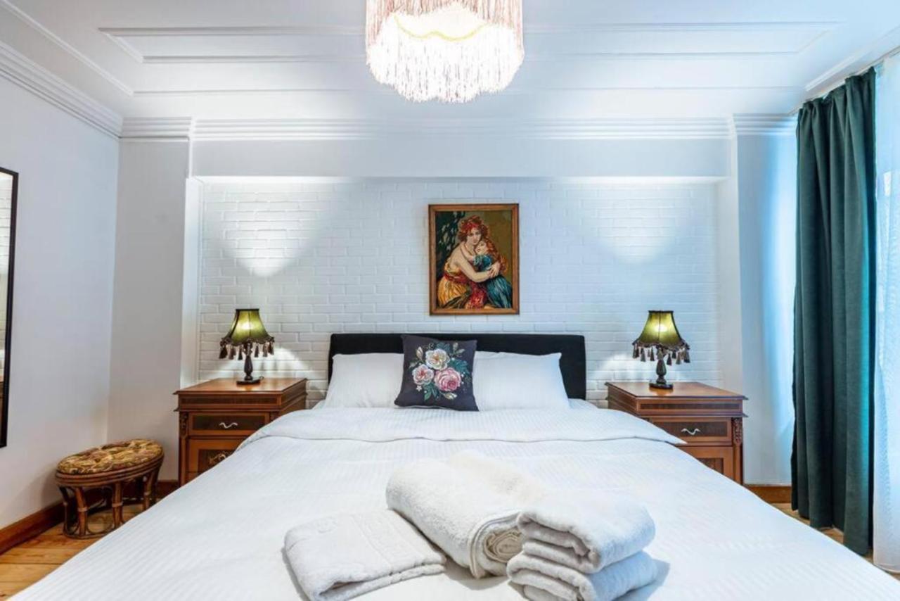 Historical 4-Br Home Steps From Besiktas Stadium & Bosphorus Views - Prime Nisantasi Location! Istanbul Ngoại thất bức ảnh