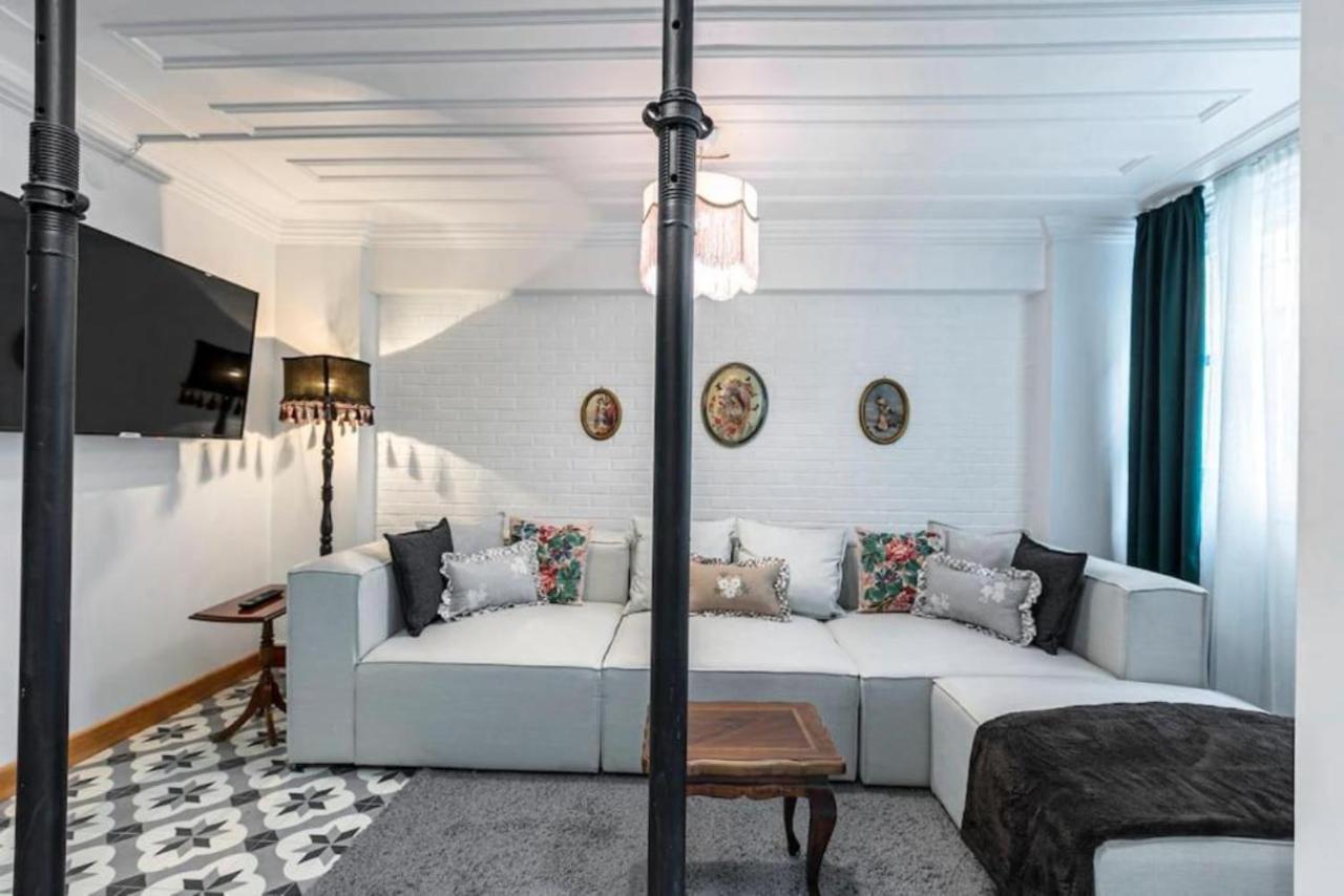 Historical 4-Br Home Steps From Besiktas Stadium & Bosphorus Views - Prime Nisantasi Location! Istanbul Ngoại thất bức ảnh